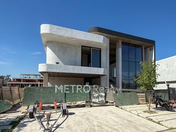 Casa en venta con 4 suites, amarra y salida al río en El Yacht, Nordelta