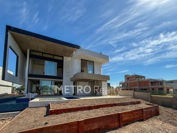 Casa en venta con 4 suites, amarra y salida al río en El Yacht, Nordelta