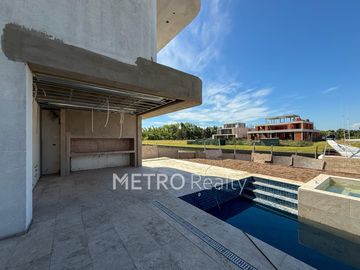Casa en venta con 4 suites, amarra y salida al río en El Yacht, Nordelta