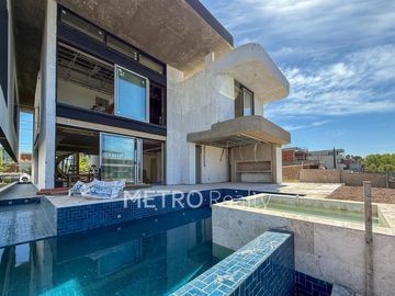 Casa en venta con 4 suites, amarra y salida al río en El Yacht, Nordelta