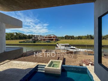 Casa en venta con 4 suites, amarra y salida al río en El Yacht, Nordelta