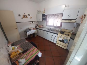 Casa de 4 dormitorios en Lomas de Zamora este