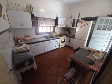 Casa de 4 dormitorios en Lomas de Zamora este