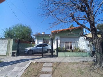 Casa de 4 dormitorios en Lomas de Zamora este