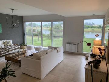 Hermosa Casa en Cantón B° Islas al Lago