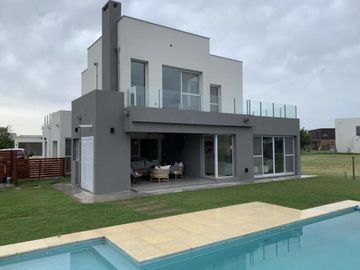Hermosa Casa en Cantón B° Islas al Lago