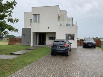 Hermosa Casa en Cantón B° Islas al Lago