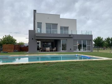 Hermosa Casa en Cantón B° Islas al Lago