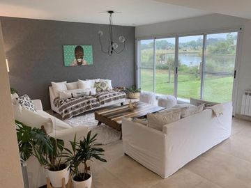 Hermosa Casa en Cantón B° Islas al Lago