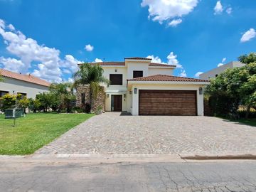 Venta de casa o Alquiler en Barrio Privado El Rebenque.