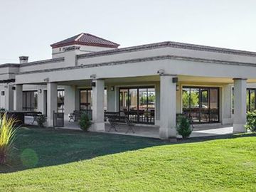 Venta de casa o Alquiler en Barrio Privado El Rebenque.
