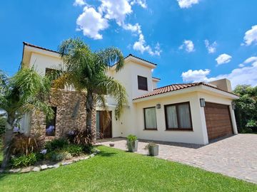 Venta de casa o Alquiler en Barrio Privado El Rebenque.