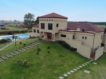 Venta de casa o Alquiler en Barrio Privado El Rebenque.