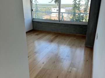 Departamento de dos dormitorios con cochera y amenities