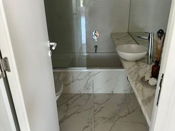 Departamento de dos dormitorios con cochera y amenities