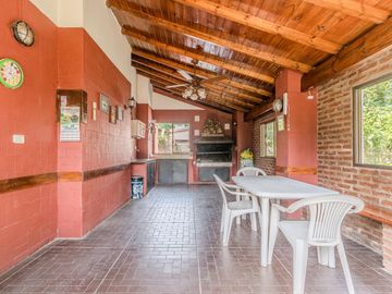 Casa en Luis Guillon - Quinta doble terreno - 3 dormitorios - pileta