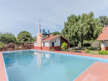 Casa en Luis Guillon - Quinta doble terreno - 3 dormitorios - pileta
