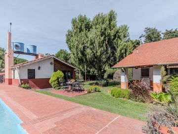 Casa en Luis Guillon - Quinta doble terreno - 3 dormitorios - pileta