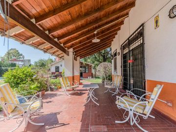 Casa en Luis Guillon - Quinta doble terreno - 3 dormitorios - pileta