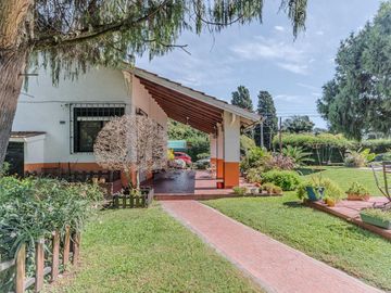 Casa en Luis Guillon - Quinta doble terreno - 3 dormitorios - pileta