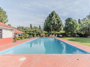 Casa en Luis Guillon - Quinta doble terreno - 3 dormitorios - pileta
