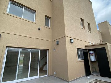 Venta - Casa en Barrio Las Rosas, Cañuelas