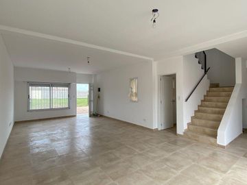 Venta - Casa en Barrio Las Rosas, Cañuelas