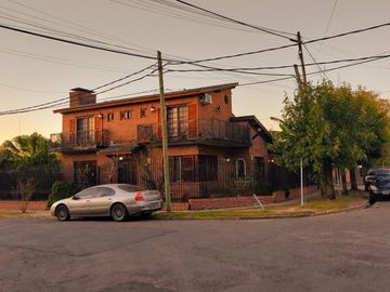 Casa en venta - 4 Dormitorios 4 Baños - Cochera - 540Mts2 - Villa Morra I, Pilar