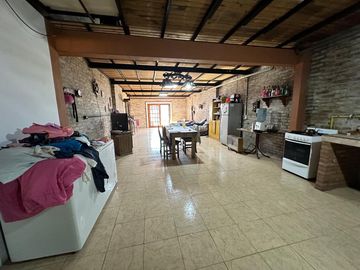 LOTE CON 2 VIVIENDAS Y FONDO LIBRE EN EZEIZA