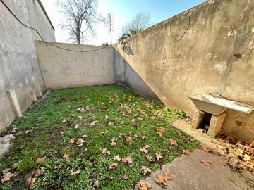 LOTE CON 2 VIVIENDAS Y FONDO LIBRE EN EZEIZA