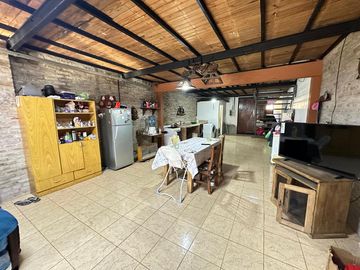 LOTE CON 2 VIVIENDAS Y FONDO LIBRE EN EZEIZA