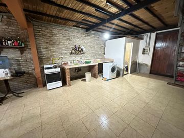 LOTE CON 2 VIVIENDAS Y FONDO LIBRE EN EZEIZA