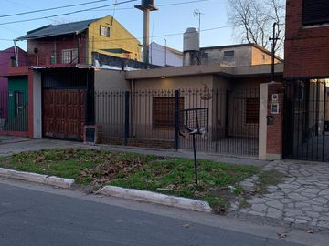 LOTE CON 2 VIVIENDAS Y FONDO LIBRE EN EZEIZA