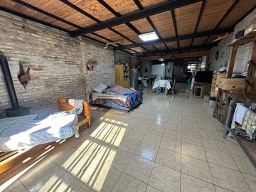 LOTE CON 2 VIVIENDAS Y FONDO LIBRE EN EZEIZA