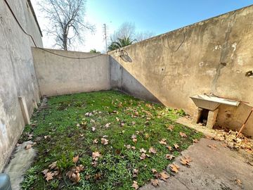 LOTE CON 2 VIVIENDAS Y FONDO LIBRE EN EZEIZA