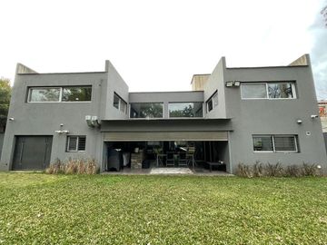 En Venta | Importante Propiedad de Categoría en Zona de Quintas con Parque y Piscina | Moreno - A pocos metros de Autopista Acceso Oeste