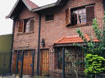 Hermoso chalet de 3 dormitorio, cochera y fondo! APTO CREDITO