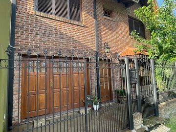 Hermoso chalet de 3 dormitorio, cochera y fondo! APTO CREDITO