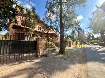 Casa en venta en Lomas de San Isidro, ideal para amante de los autos, con el mejor acceso!