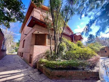 Casa en venta en Lomas de San Isidro, ideal para amante de los autos, con el mejor acceso!