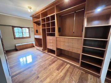 Casa en venta en Lomas de San Isidro, ideal para amante de los autos, con el mejor acceso!
