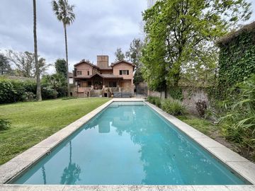 Casa en venta en Lomas de San Isidro, ideal para amante de los autos, con el mejor acceso!