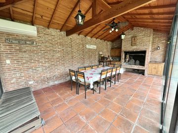 Casa en venta en Lomas de San Isidro, ideal para amante de los autos, con el mejor acceso!