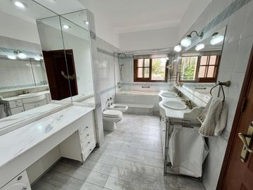 Casa en venta en Lomas de San Isidro, ideal para amante de los autos, con el mejor acceso!