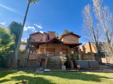 Casa en venta en Lomas de San Isidro, ideal para amante de los autos, con el mejor acceso!