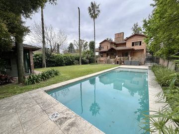 Casa en venta en Lomas de San Isidro, ideal para amante de los autos, con el mejor acceso!