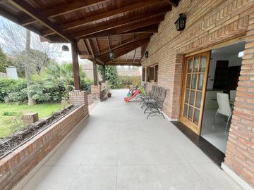 Casa en venta en Lomas de San Isidro, ideal para amante de los autos, con el mejor acceso!