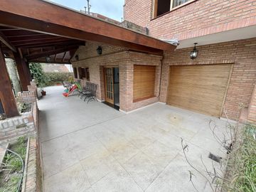 Casa en venta en Lomas de San Isidro, ideal para amante de los autos, con el mejor acceso!