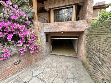 Casa en venta en Lomas de San Isidro, ideal para amante de los autos, con el mejor acceso!