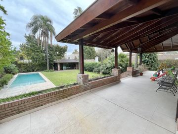 Casa en venta en Lomas de San Isidro, ideal para amante de los autos, con el mejor acceso!